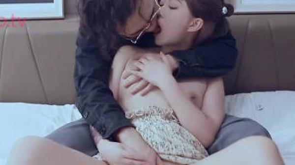 年轻小姨子居家做饭真空上阵勾引姐夫